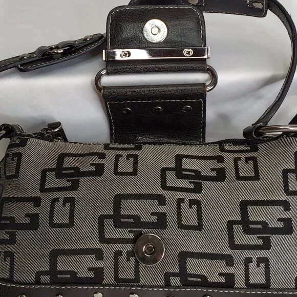 'GUESS' STUDDED MONOGRAM SHOULDER BAG SIGNATURE BIMBO BAGUETTE - Picture 9 of 16